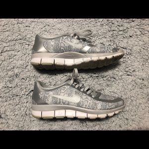Nike free run 5.0 snake skin/silver